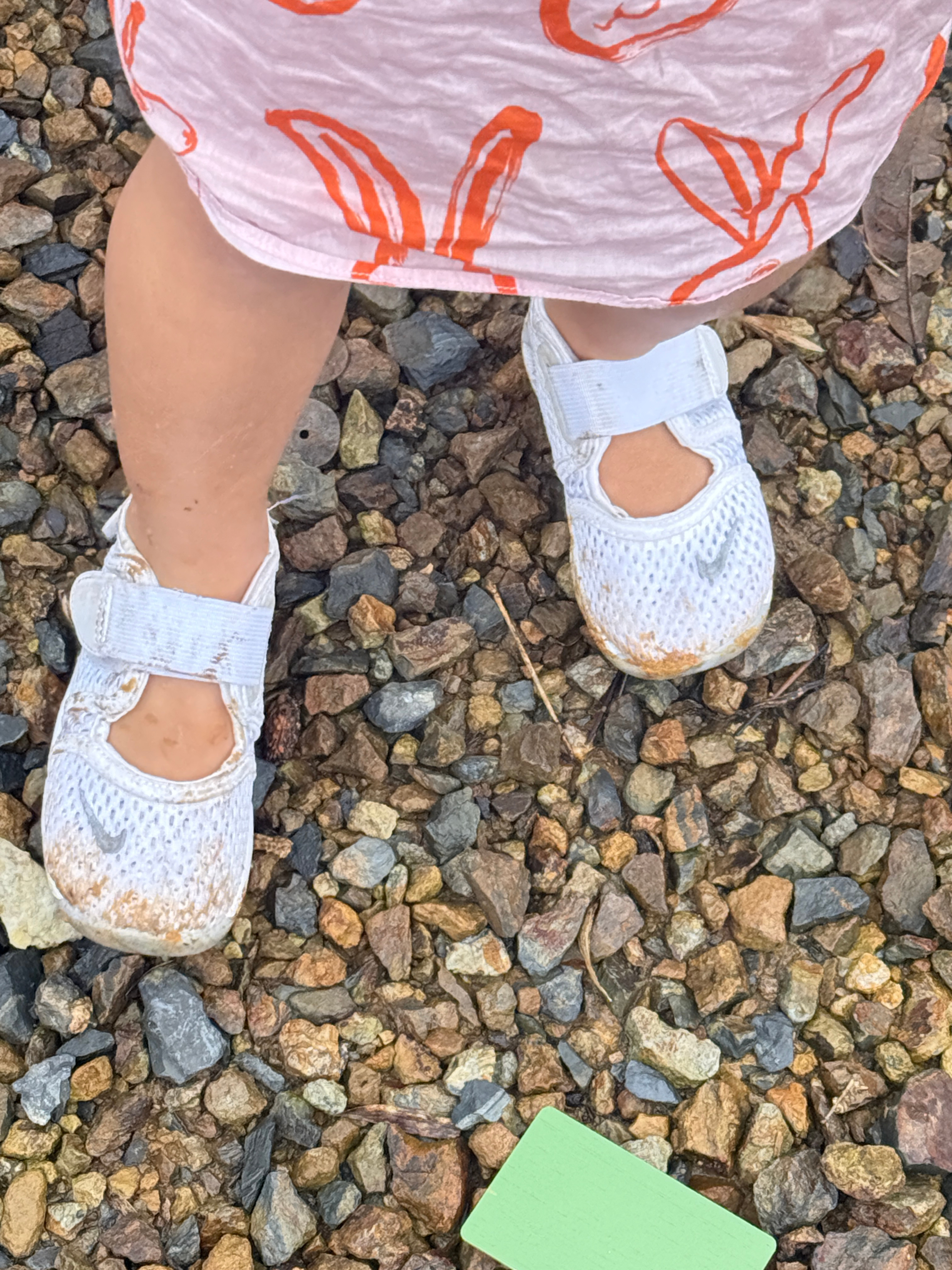 就带了两双鞋，都是白色的一双已经阵亡另一双岌岌可危 