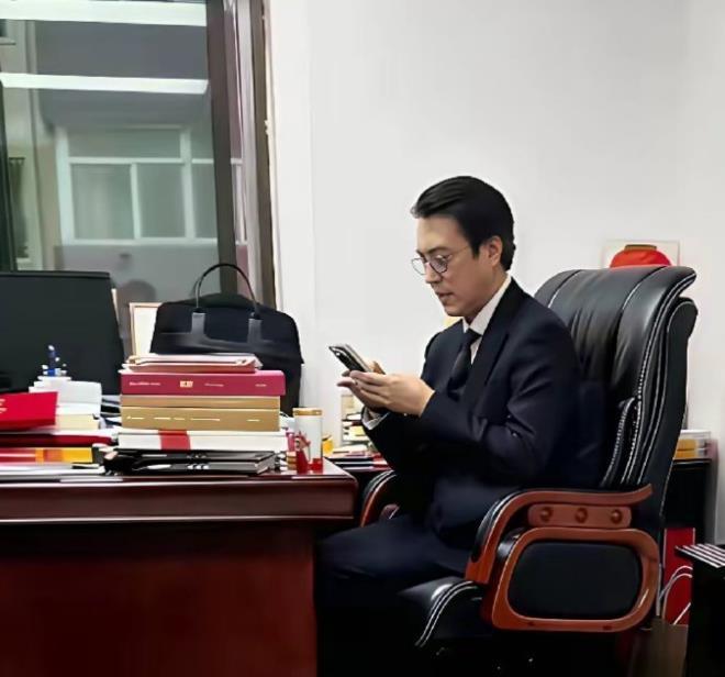 靳东靳团长的办公室曝光
这手提包，标志性的茶杯，体制内的味道实在太足啦
靳东现在