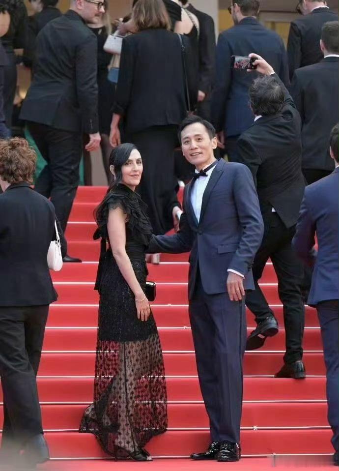 刘烨体面戏路宽广演技过硬，红毯亮相风度翩翩，守护着安稳的小家庭，人生处处尽显体面