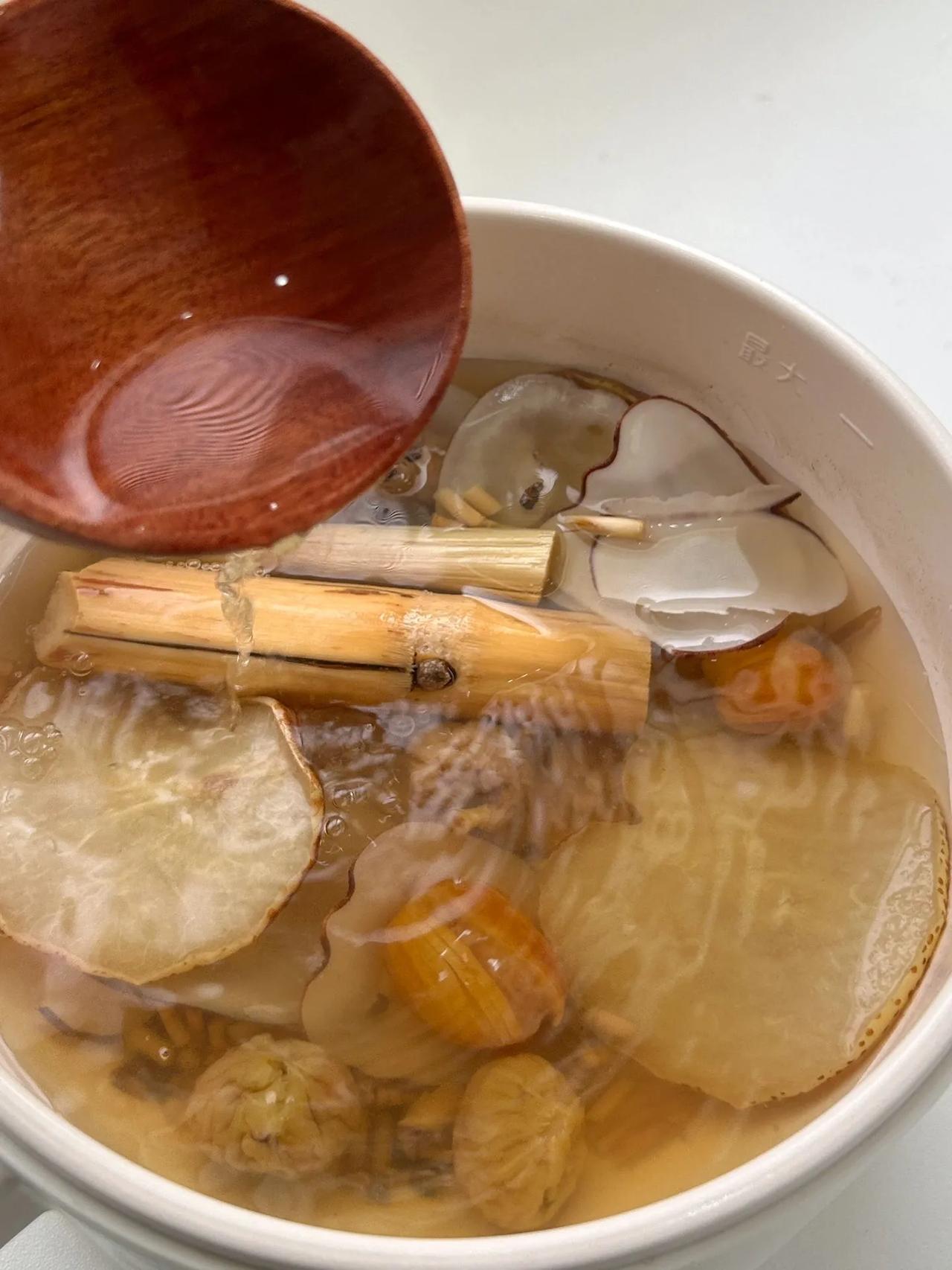 老妈煮的清润水，不要泰水润了！！
分享一款广东妈妈都会煲的凉茶
是甜的那种～
	