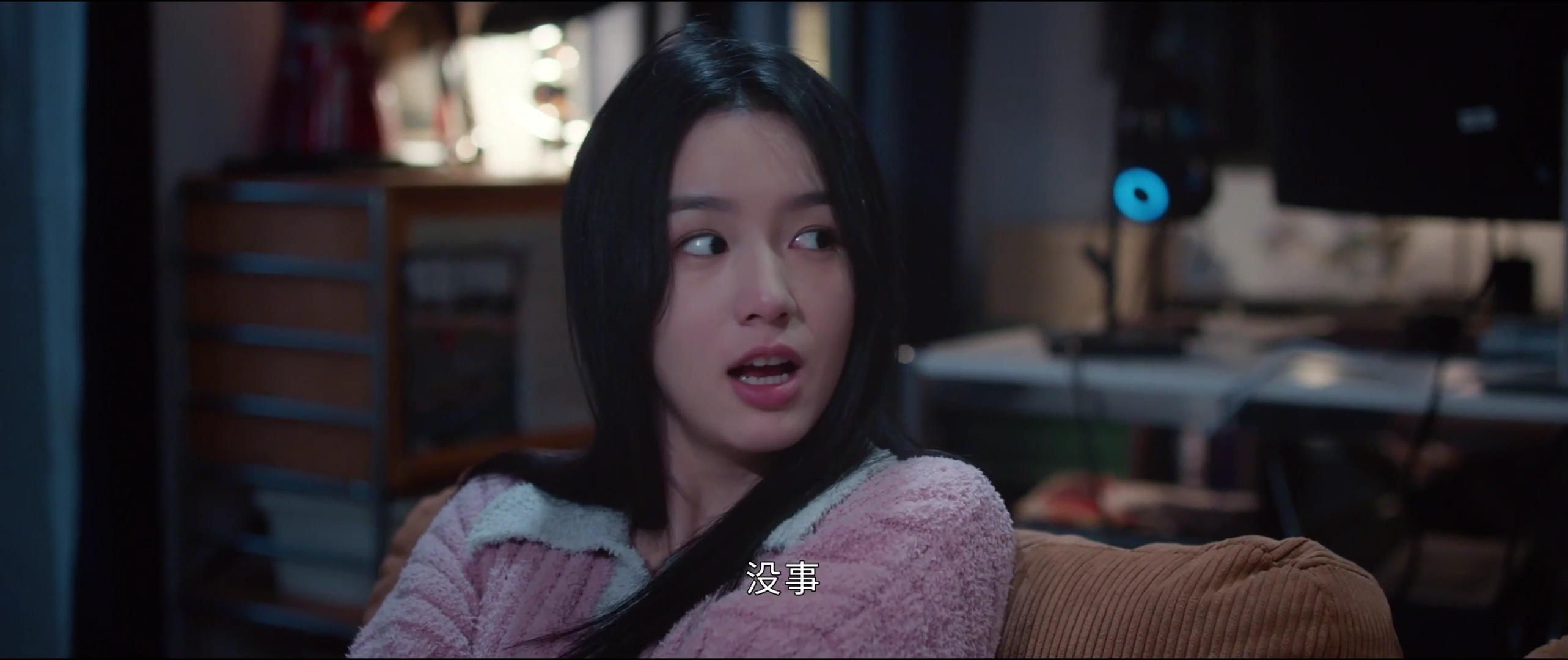 #岳千灵雄鹰般的女人也怕恐怖片#岳千灵整个人精神紧绷的样子，让人看得又心疼又好笑
