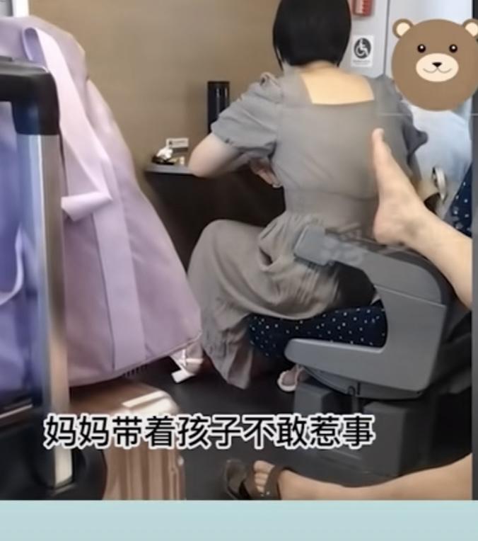 高铁上的行为，彰显一个人的素质，一个举止动作，都是一个人气质的表现！