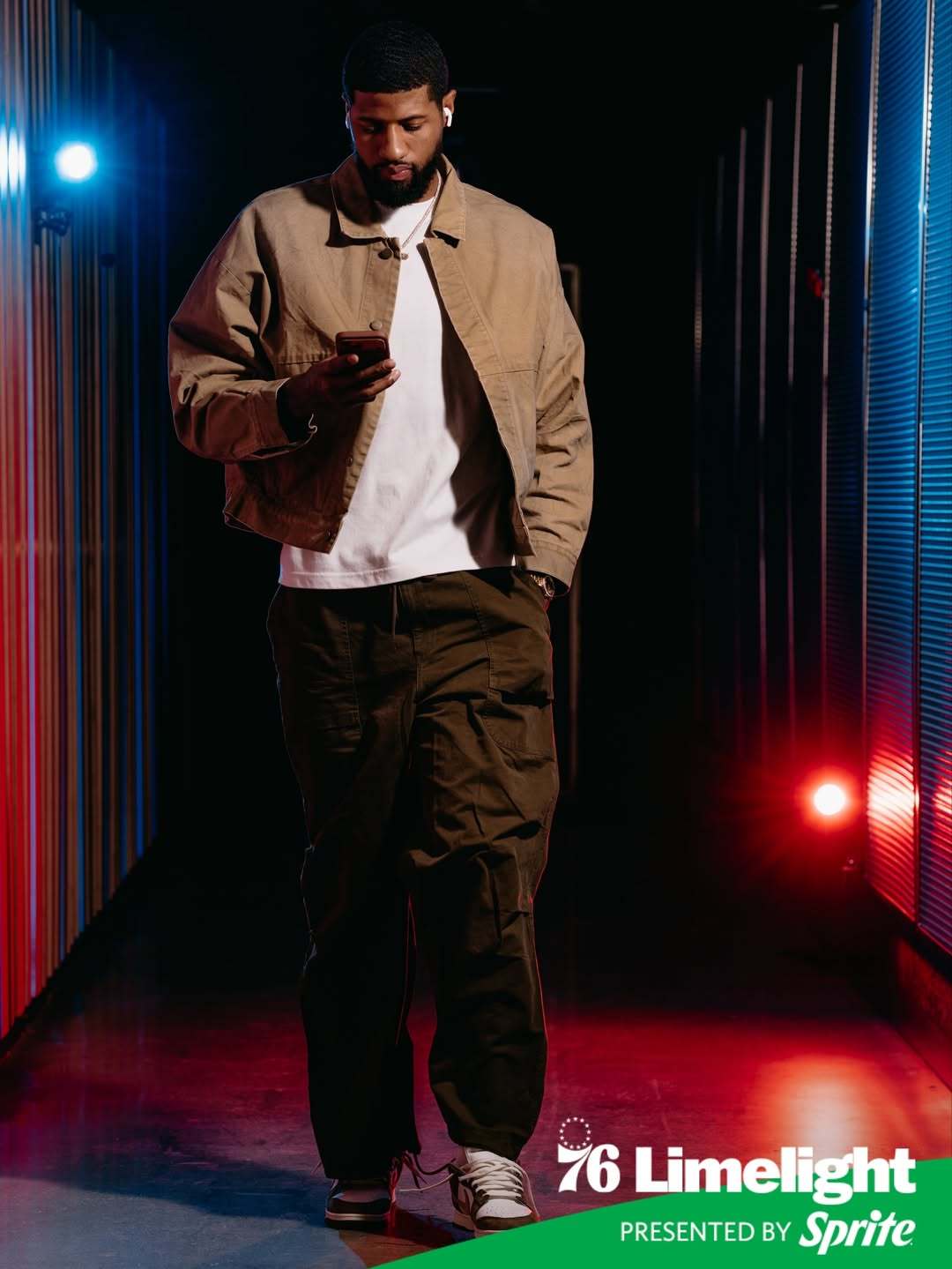 休闲搭配！分享今日份赛前抵达主场球馆时的帅泡～费城76人冬日热情篮不住PaulG