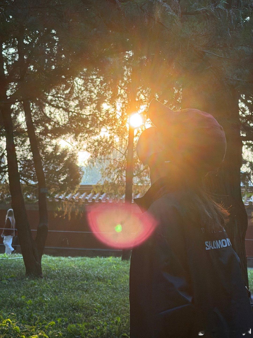 赵今麦翻到一些库存 赵今麦晒太阳吹风plog 赵今麦晒太阳，吹风。