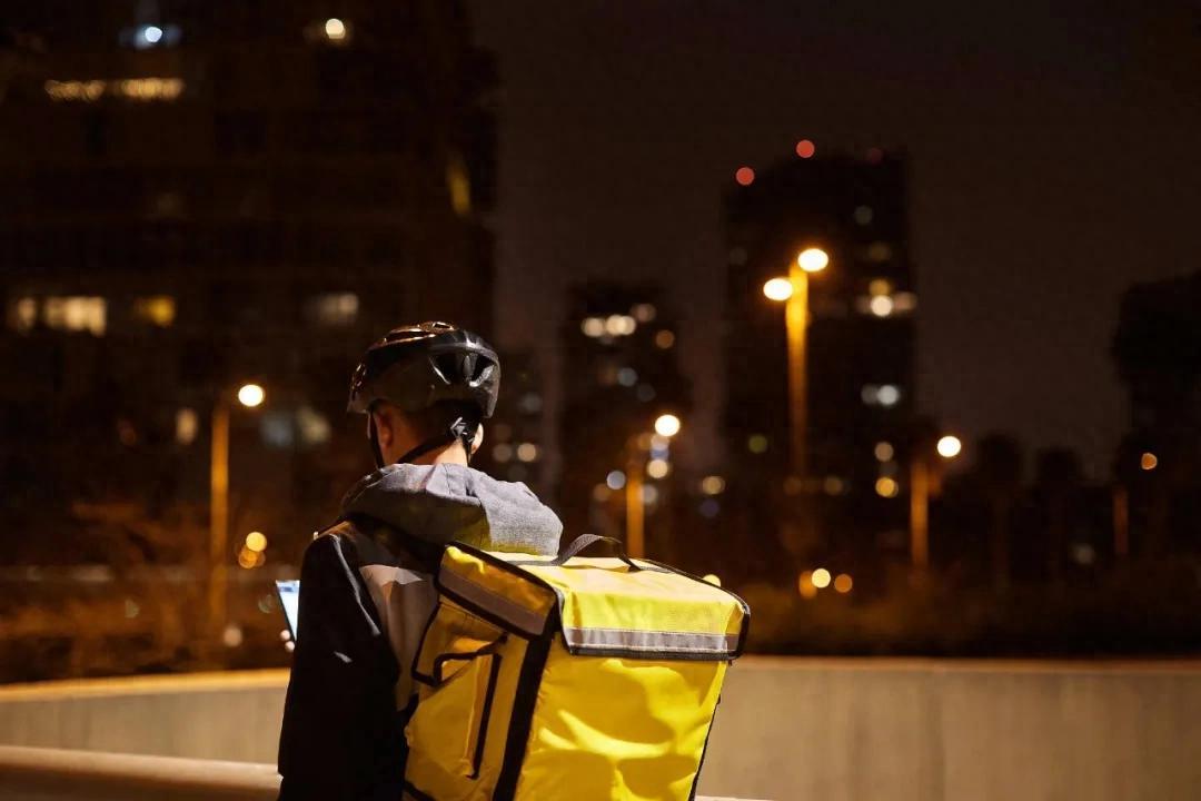 外卖骑手田某在出租屋内猝死，每天开单前会通过平台App投保，保险公司却翻脸不认：