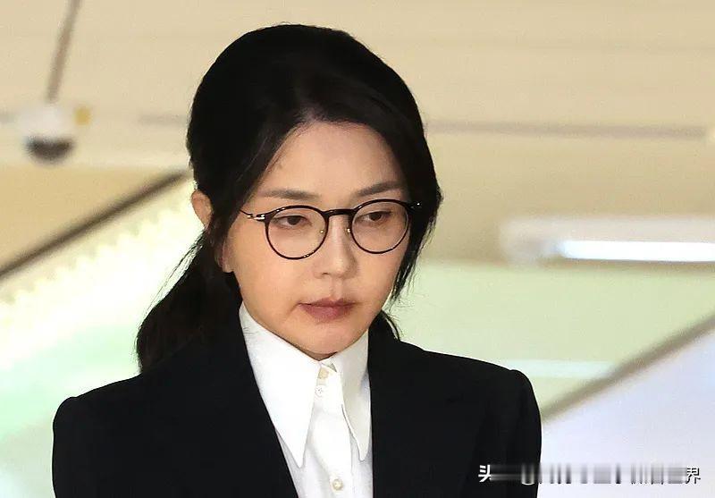 虽然已经被拘留了，但金建希看起来气色不错，依然那么美丽！韩国前总统尹锡悦夫人金建