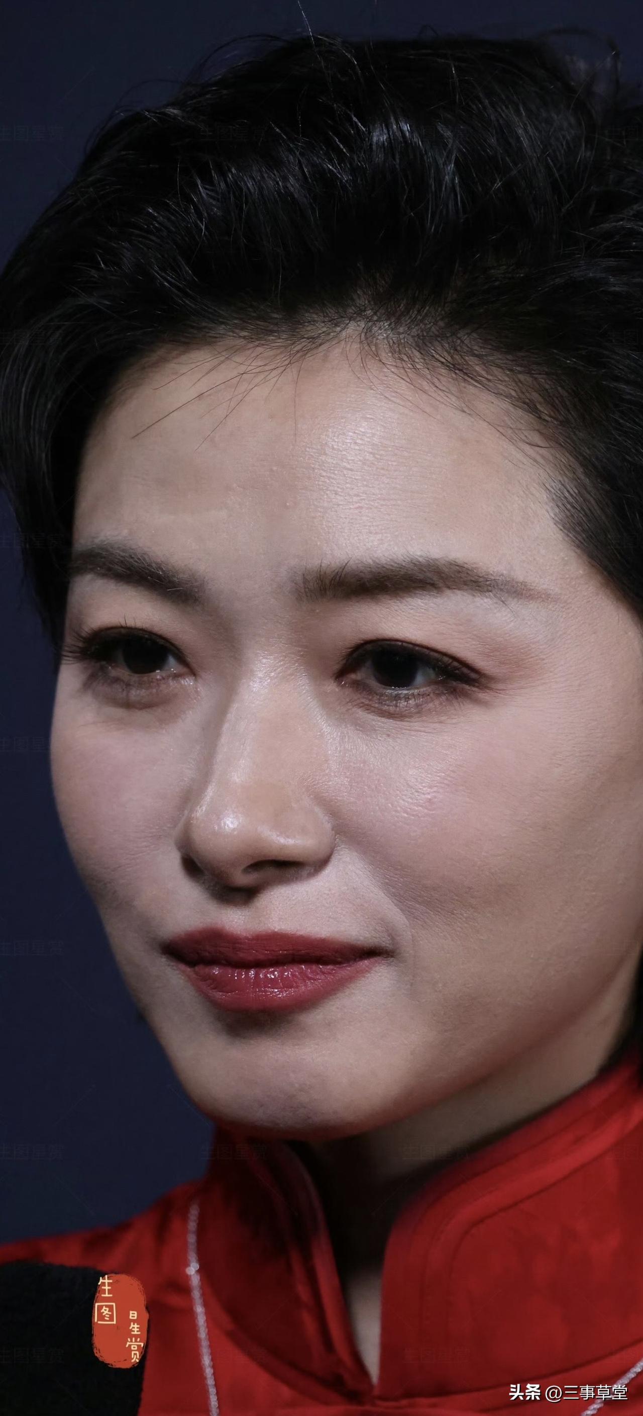 万茜上城士非遗巡游展生图
中式古典美人的气质！