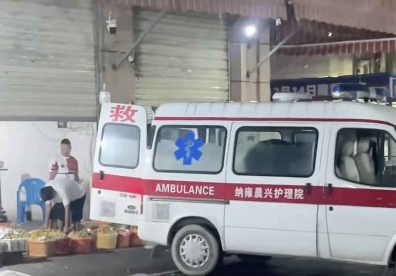 救护车现身菜市场拉李子！
医院倒闭车辆被私自倒卖？
官方回应难服众
特种车辆管理