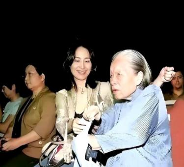 何超琼的保姆晶姐，干了48年，递了辞职信。何超琼没多说，直接把一套价值1.2亿的