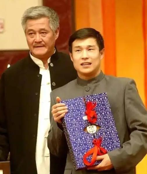 2009年，小沈阳大火之后，一年之内就赚到了两个亿，可就在这个时候，赵本山表示公