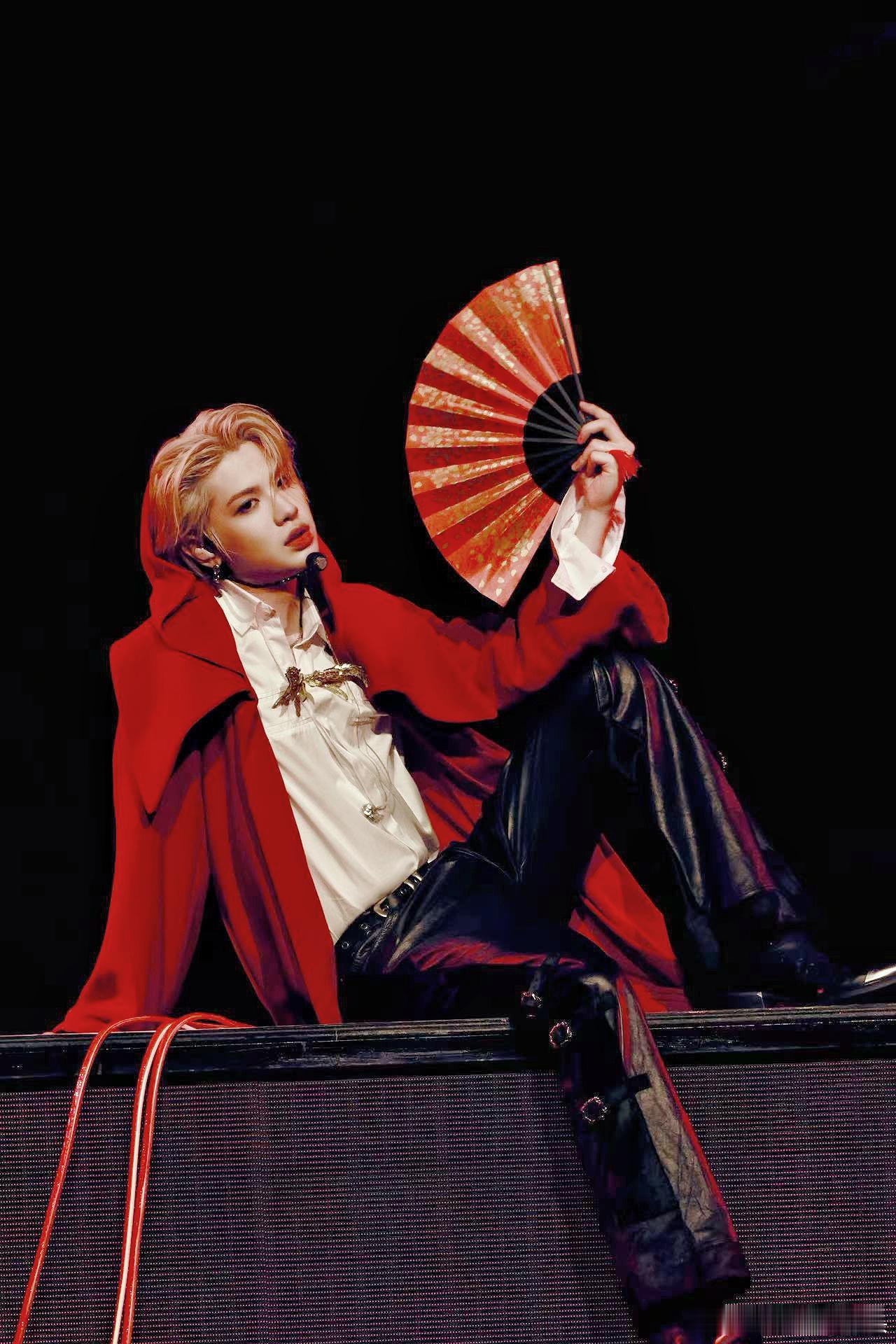 黄明昊演唱会妆造已经nextlevel不得不说，黄明昊演唱会妆造每次都让人眼前一