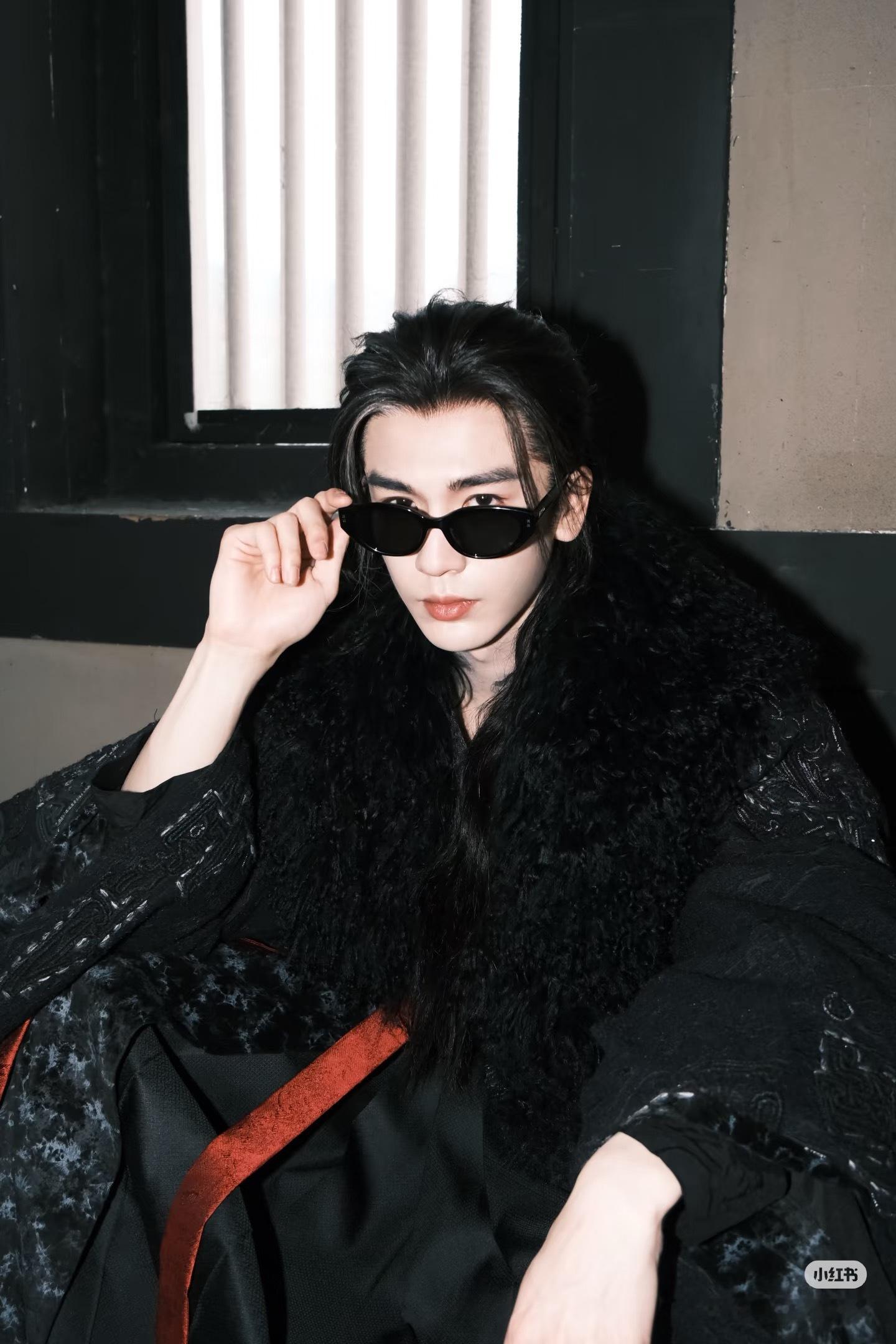 张凌赫古装墨镜照片来啦！昨天刚刷到路透，今天就发出来了帅我一大跳！期待凌赫新剧呀