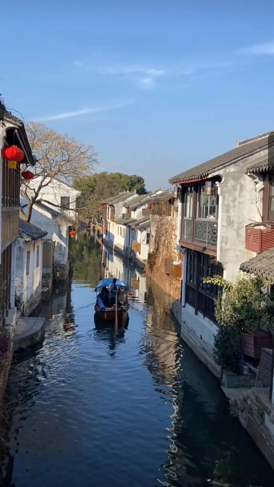 江南水乡，总是让人心生向往。
就像那古镇朱家角，青石板路、斑驳墙垣、蜿蜒河流，仿