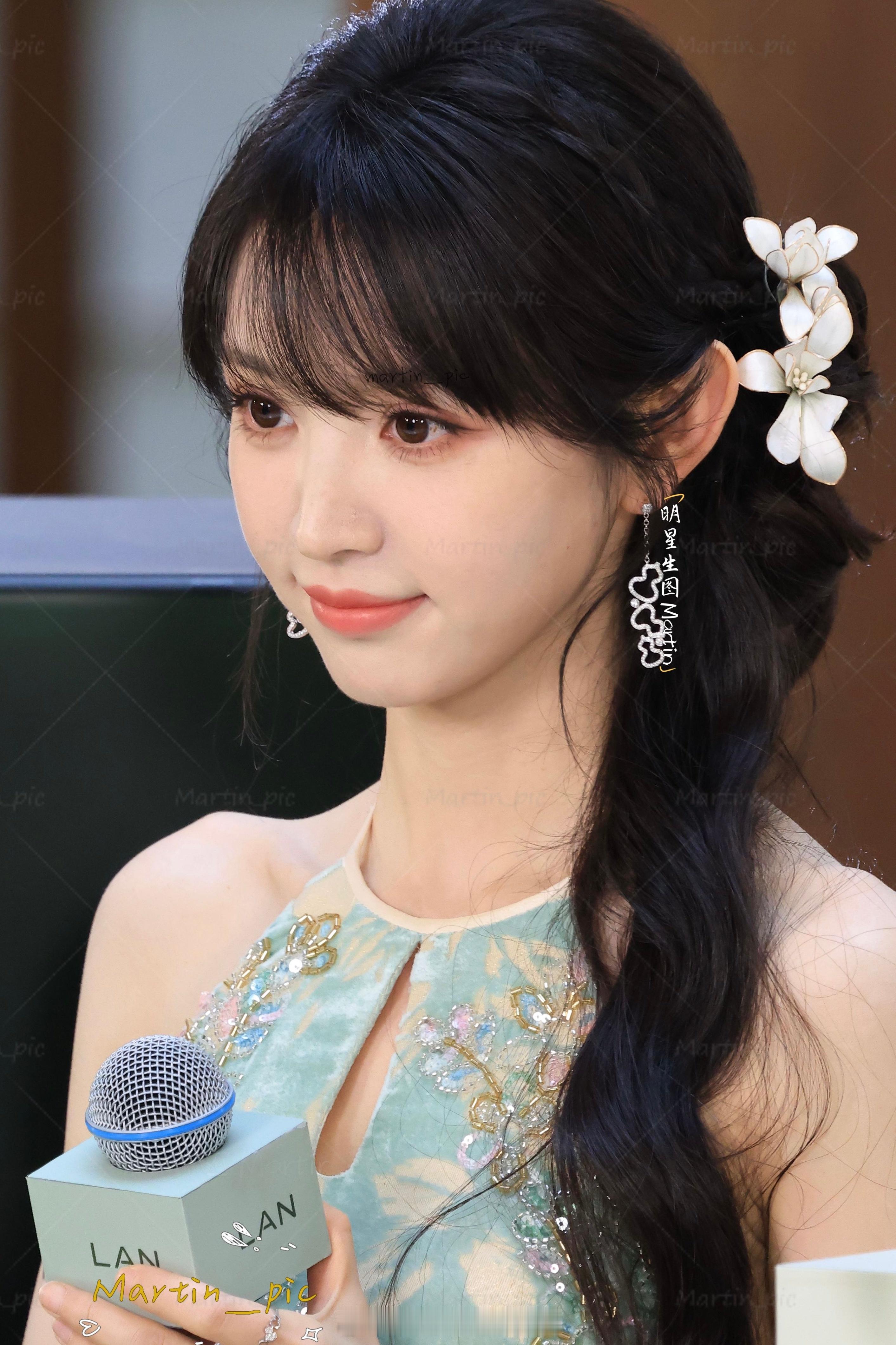 田曦薇 田曦薇杭州品牌活动生图如此软萌可爱的田曦薇 怼脸才是舒适区田曦薇飞吻 t