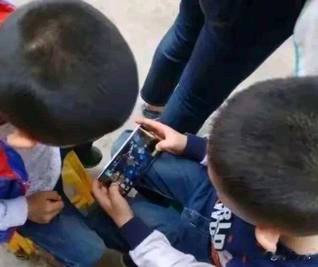 迷恋玩手机打游戏刷视频并不是孩子们的错，毕竟孩子们是空白无知的。网络游戏刷视频真