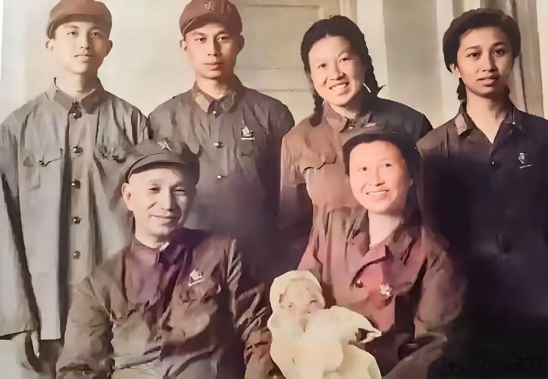 1971年，粟裕大将喜得长孙，与家人留下的珍贵合影。坐在前面的是粟裕与夫人楚青，