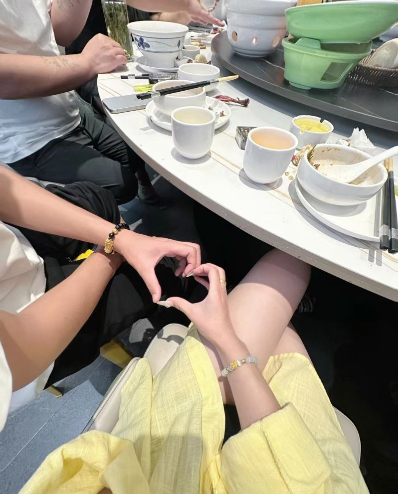 过去的人就像发霉的面包 氧化的苹果 就算记得当初有多美好也恢复不了当初的原貌 .