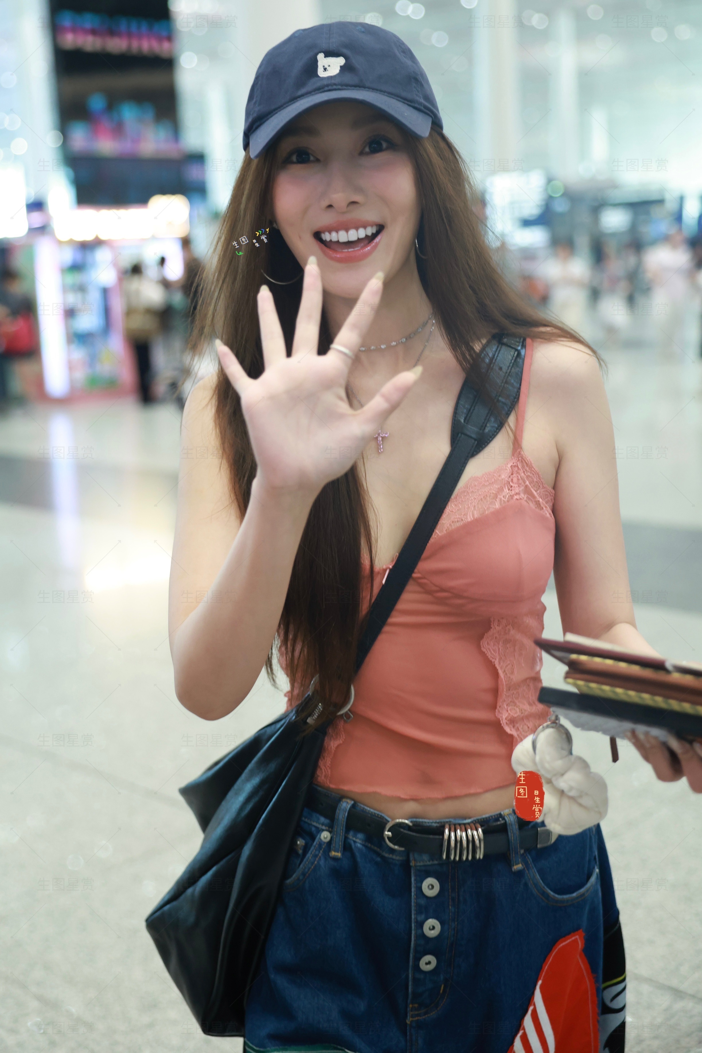吴优刚刚北京出发咯大耳环明媚的姐姐💖 