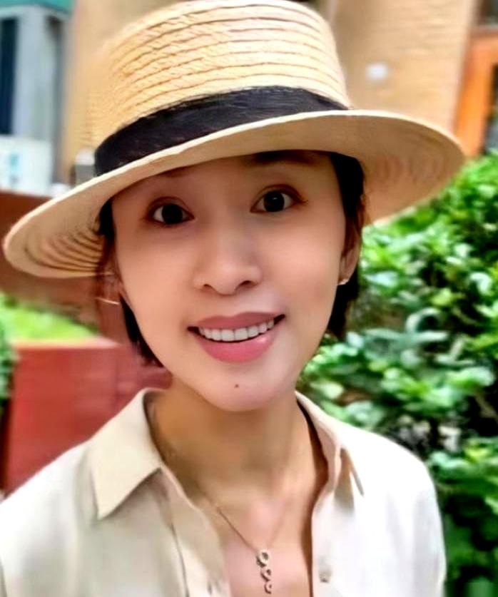 央视“国脸”的光环说不要就不要了，太狠了！
 

欧阳夏丹，广西桂林人，当年《新