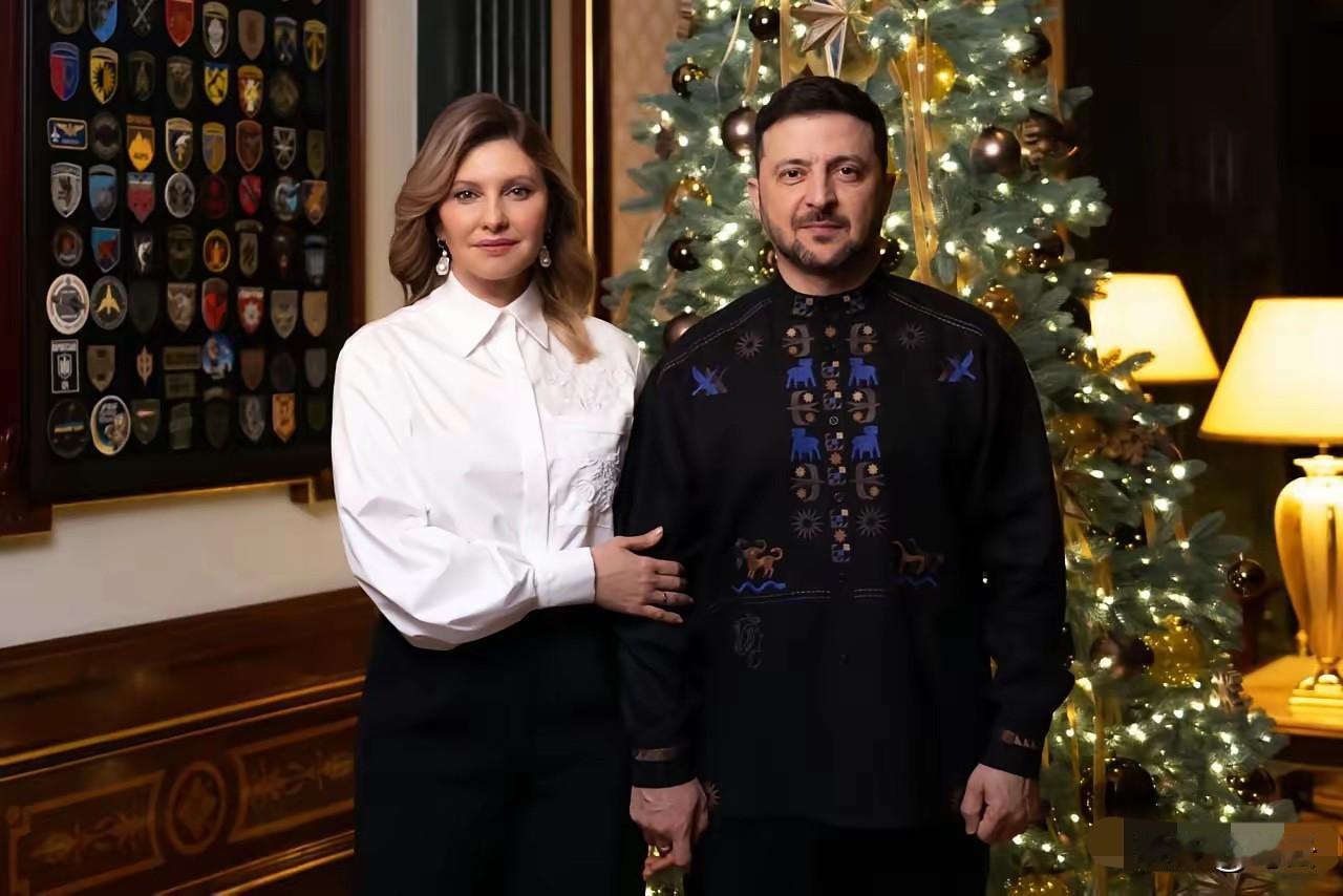 泽连斯基携夫人祝乌克兰民众新年快乐
​12月31日，泽连斯基在电报频道发文发图祝