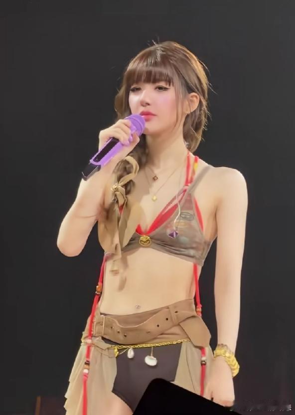 赵露思澳门演唱会颠覆甜妹形象，转型歌唱事业，网友转发谢娜热议：赵露思都能开演唱会