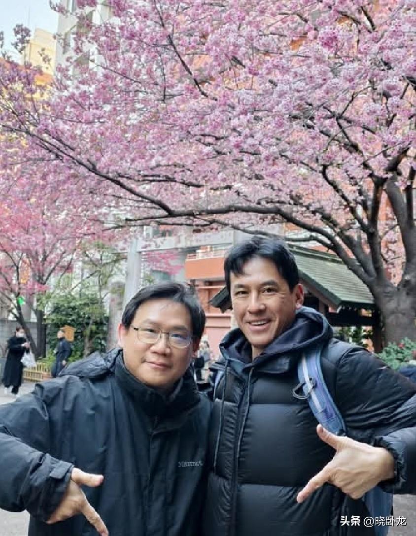 真有你的，黄暐瀚又跑去日本藏前神社，赏樱花。

这一刻，被网友们经常调侃说的那句