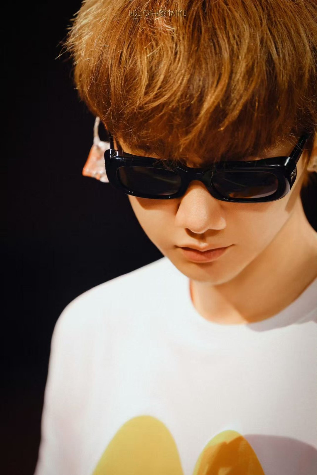 汪苏泷给我竖了个大拇哥 打开前置摄像头那一刻，屏幕里突然出现他的大拇指。原来被偶