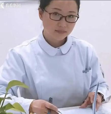 “白衣天使”七月的上海，火车站南广场上，一个中年男人跪在地上，一声接一声地喊着“