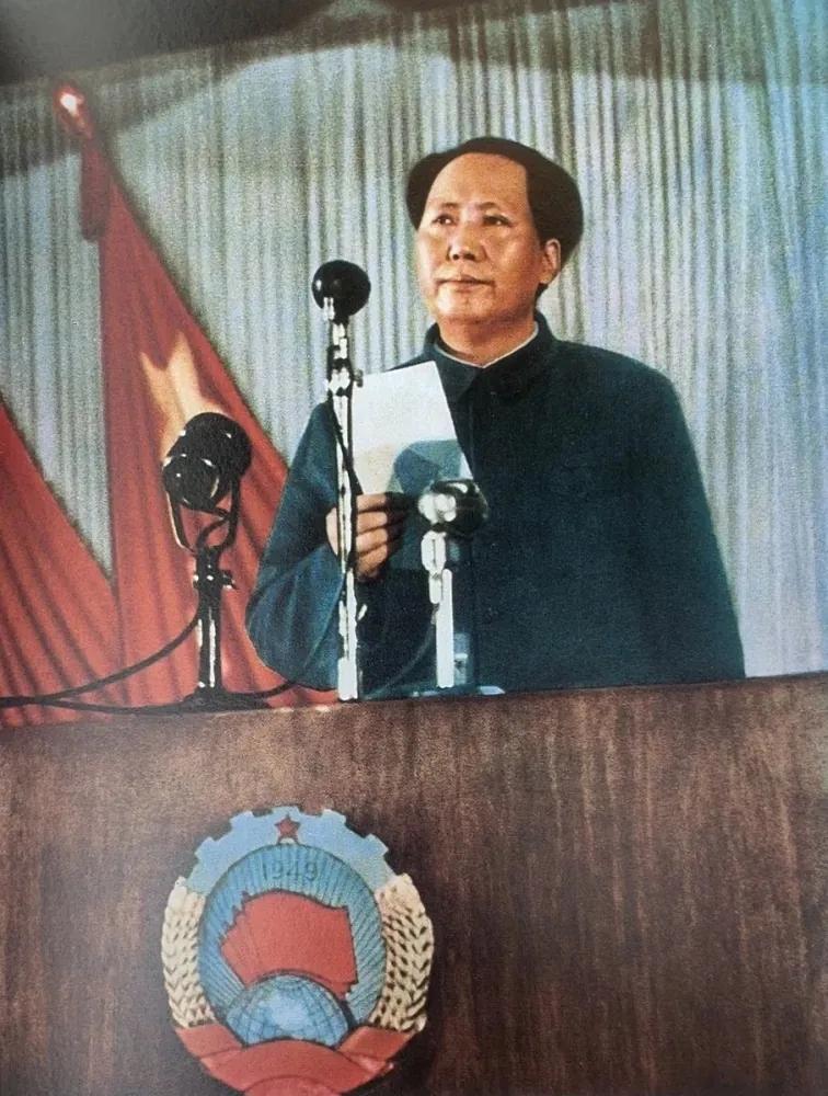 1949年开国大典前夕，毛主席以575票当选新中国主席，距离“满票”仅缺一票，周