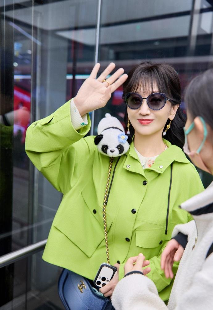 今天赵雅芝现身成都，她这次搭配的很显年轻，看上去也很有时尚风情。

赵雅芝里面穿