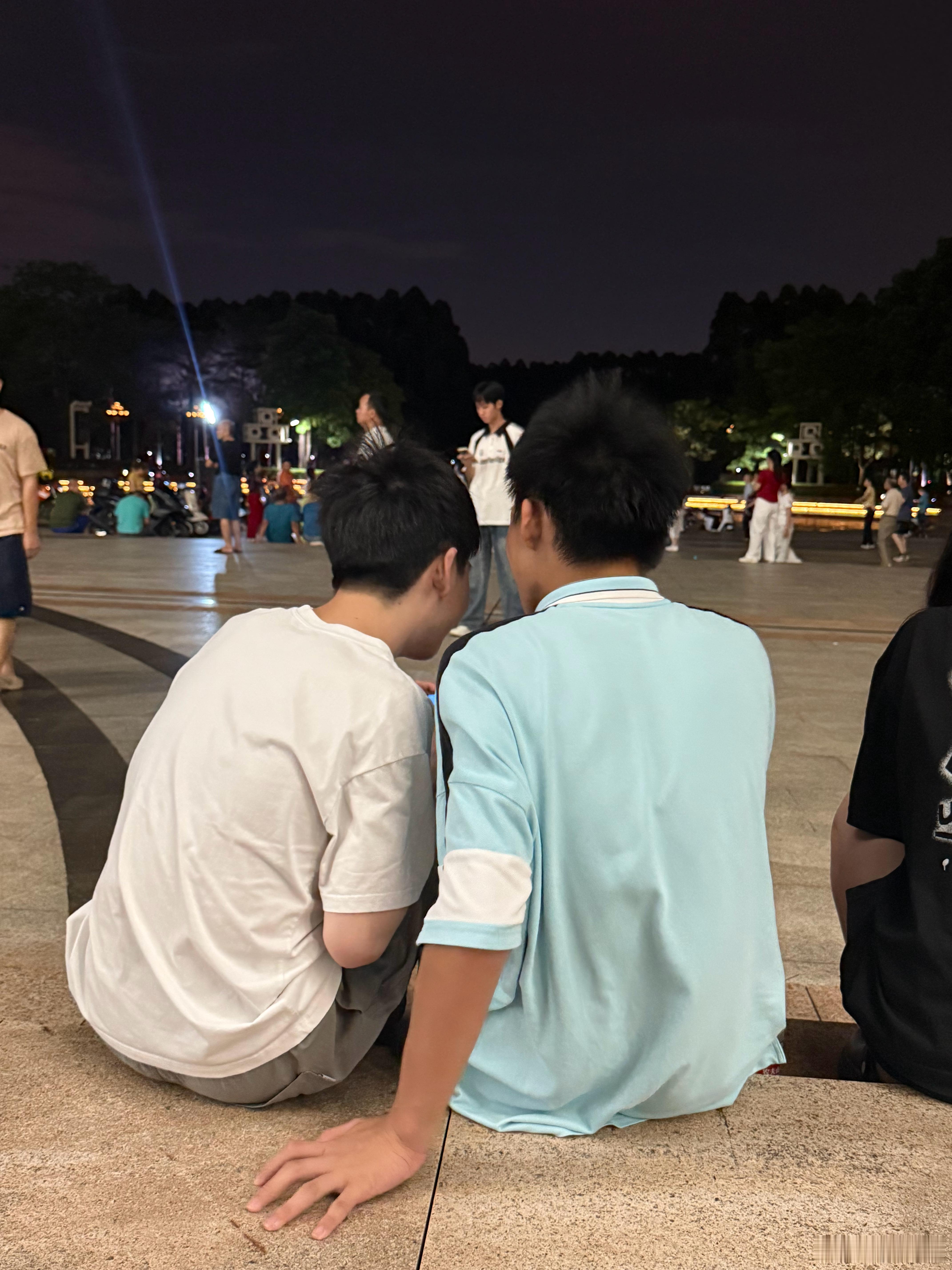 带崽在广场吹晚风 