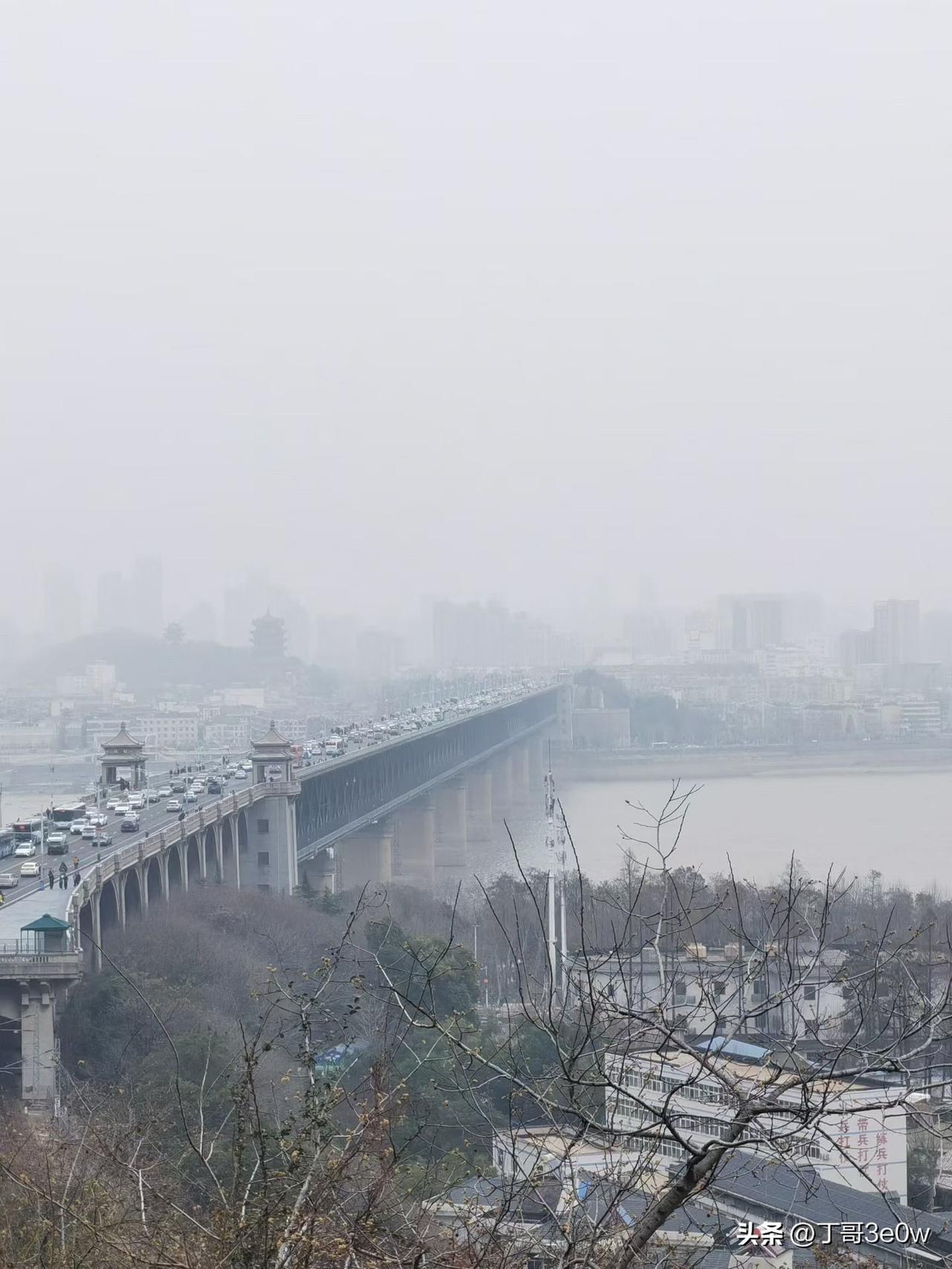 【昨日客流】
3月6日（周五）
武汉城市轨道交通线网客运量（含换乘）为456.3