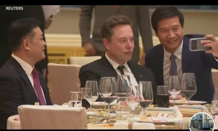 原来雷军也追星啊！

都说同行是冤家！看来一点也没错啊，你看马斯克拍照是明显不开