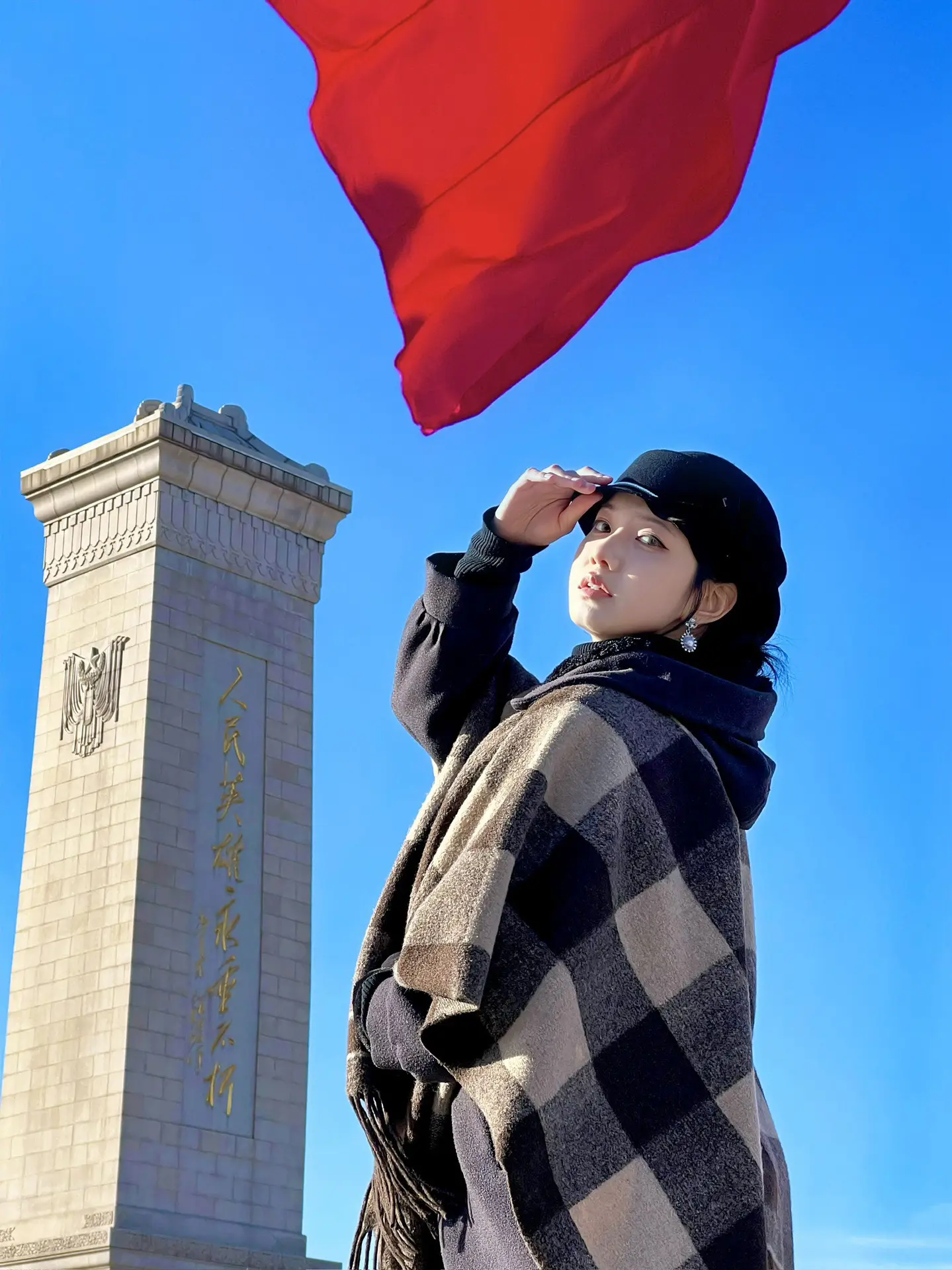 红旗映碑下 跨年新岁绽芳华🇨🇳。