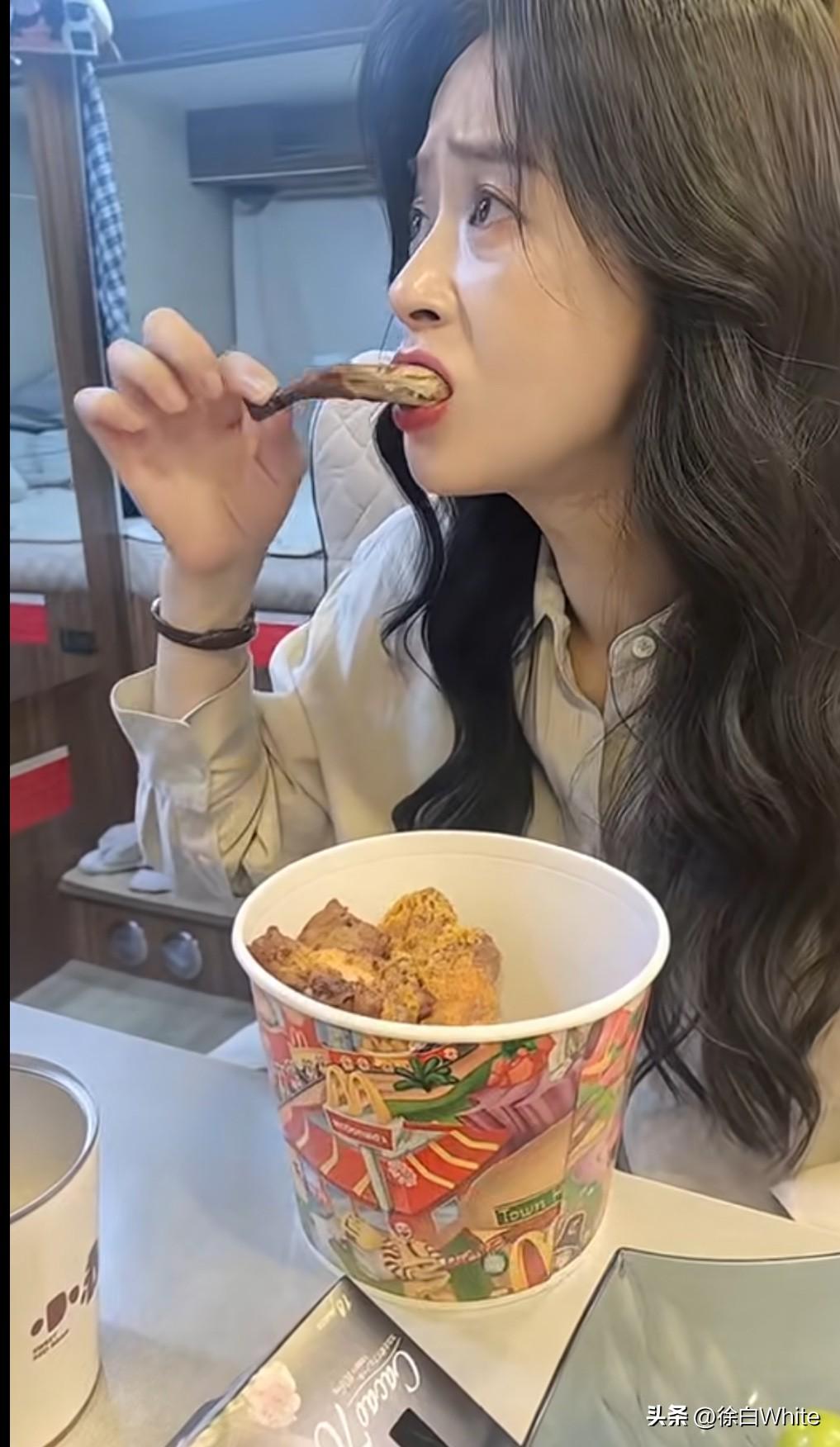 9月21日，蒋欣减肥吃货人设，是谁给她想的？每次刷到蒋欣都是为了吃跟工作人员斗智