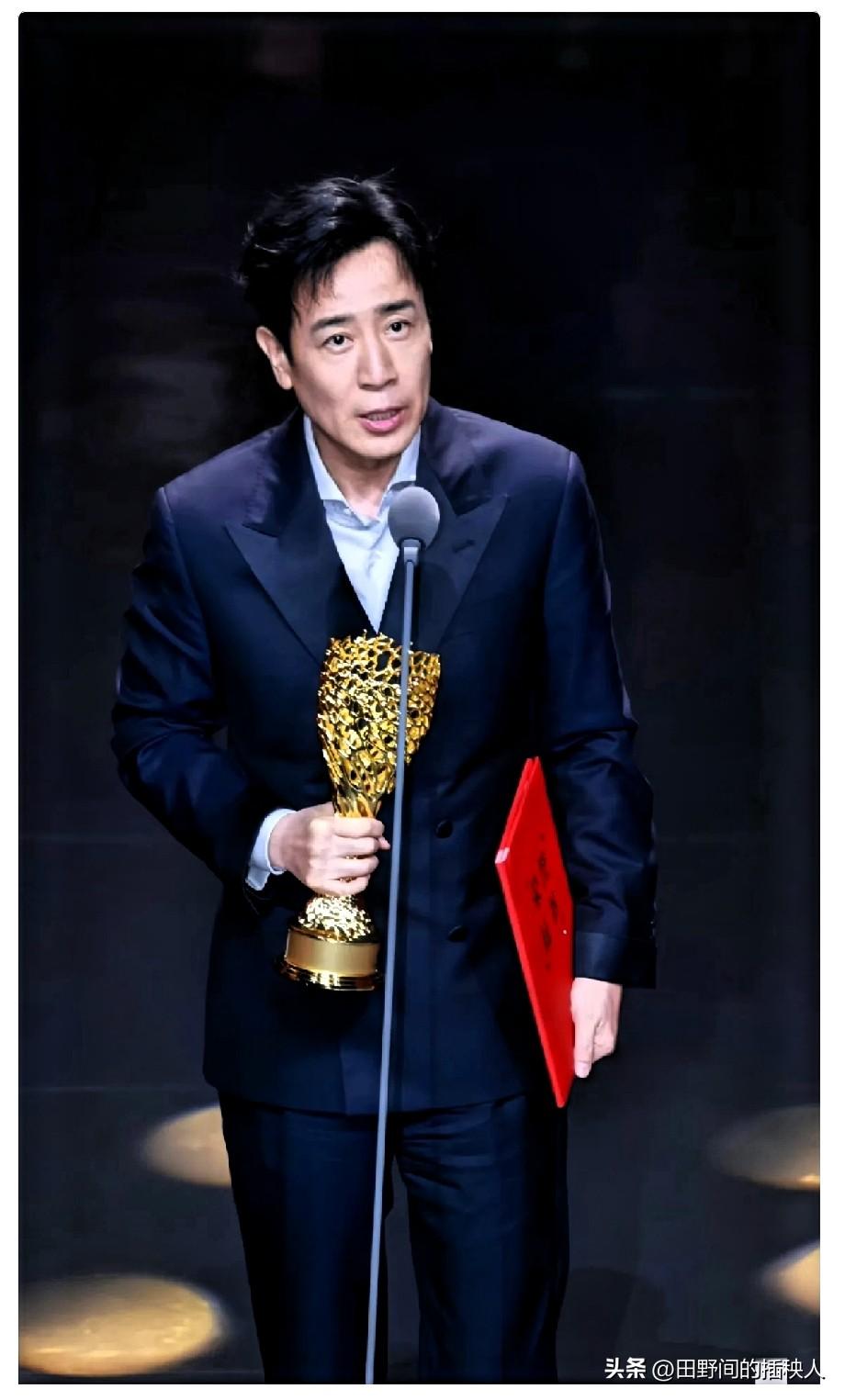 大家有没有感觉
于和伟有些不对劲
他都53岁了，竟然没有中年大叔该有的状况，比如