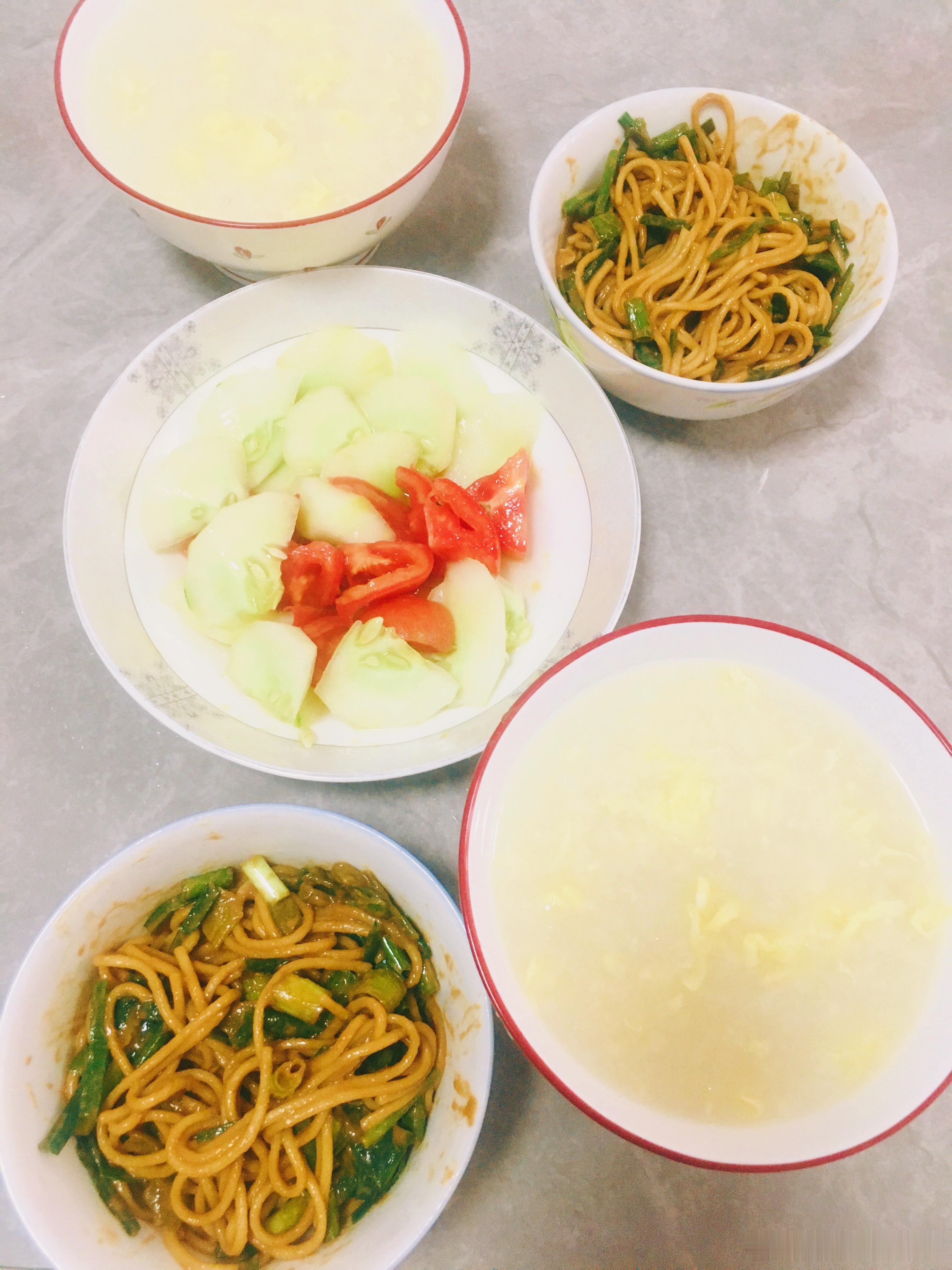早餐！好吃！热干面是娃他大姑，从武汉邮寄过来的蔡林记的，我又加了一点韭菜和小葱花