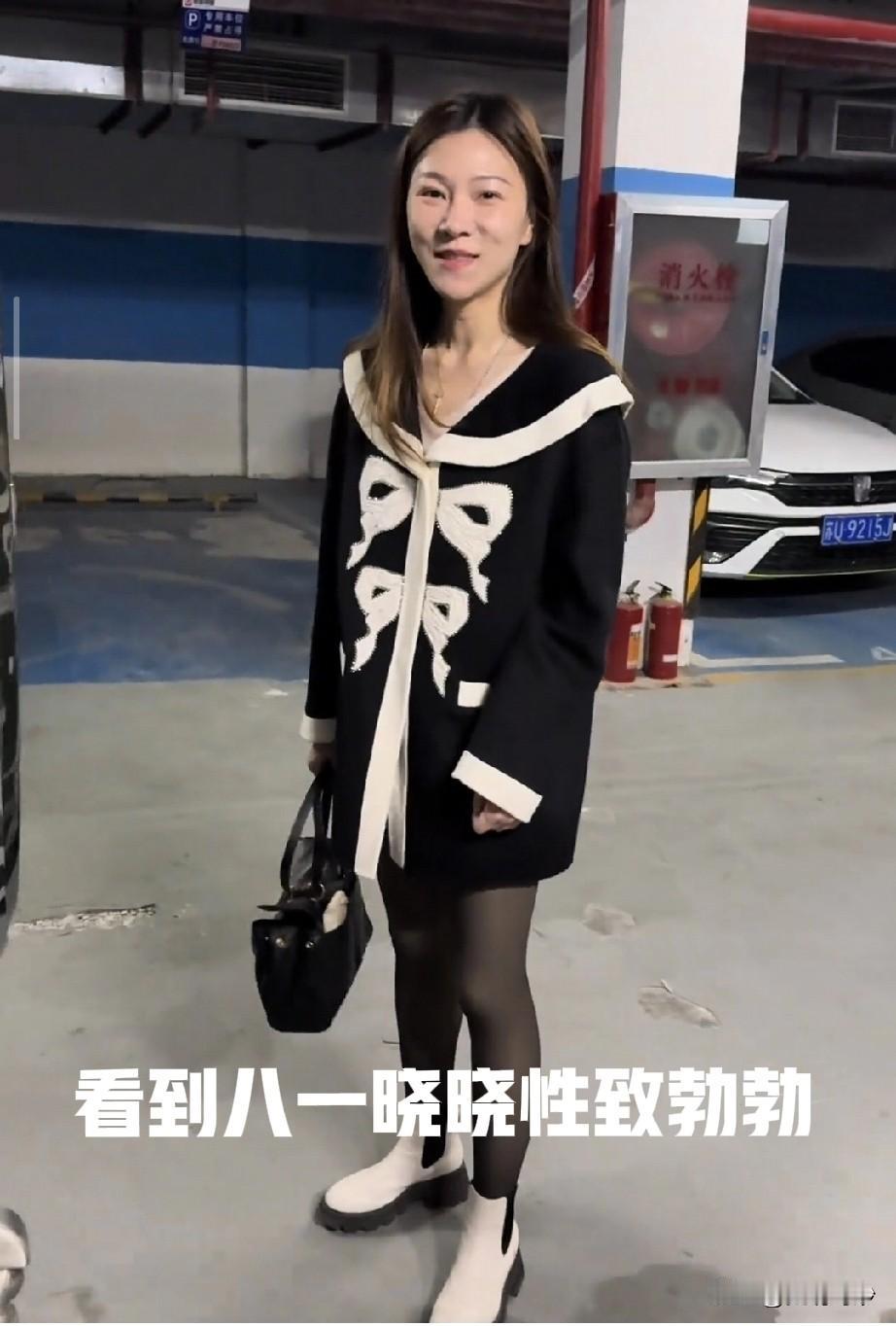 八一悉心呵护南京晓晓，给其开车门，尽显体贴照顾，沈巍大师傅都没有这待遇！

今日