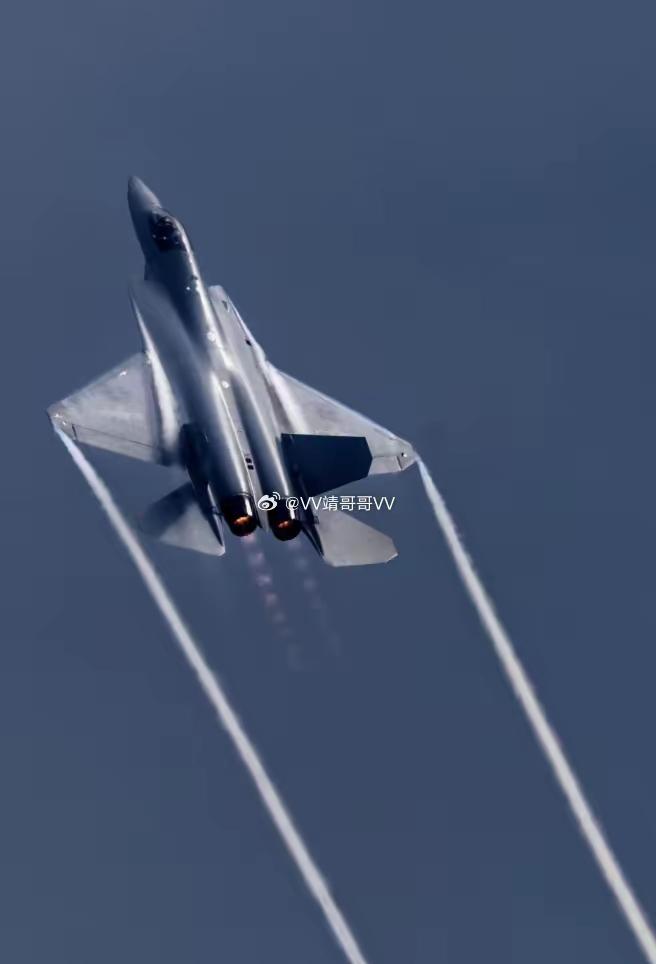 我认为全球最漂亮的飞机当属中国第五代隐身舰载机歼-35。五代机歼-35 
大家觉