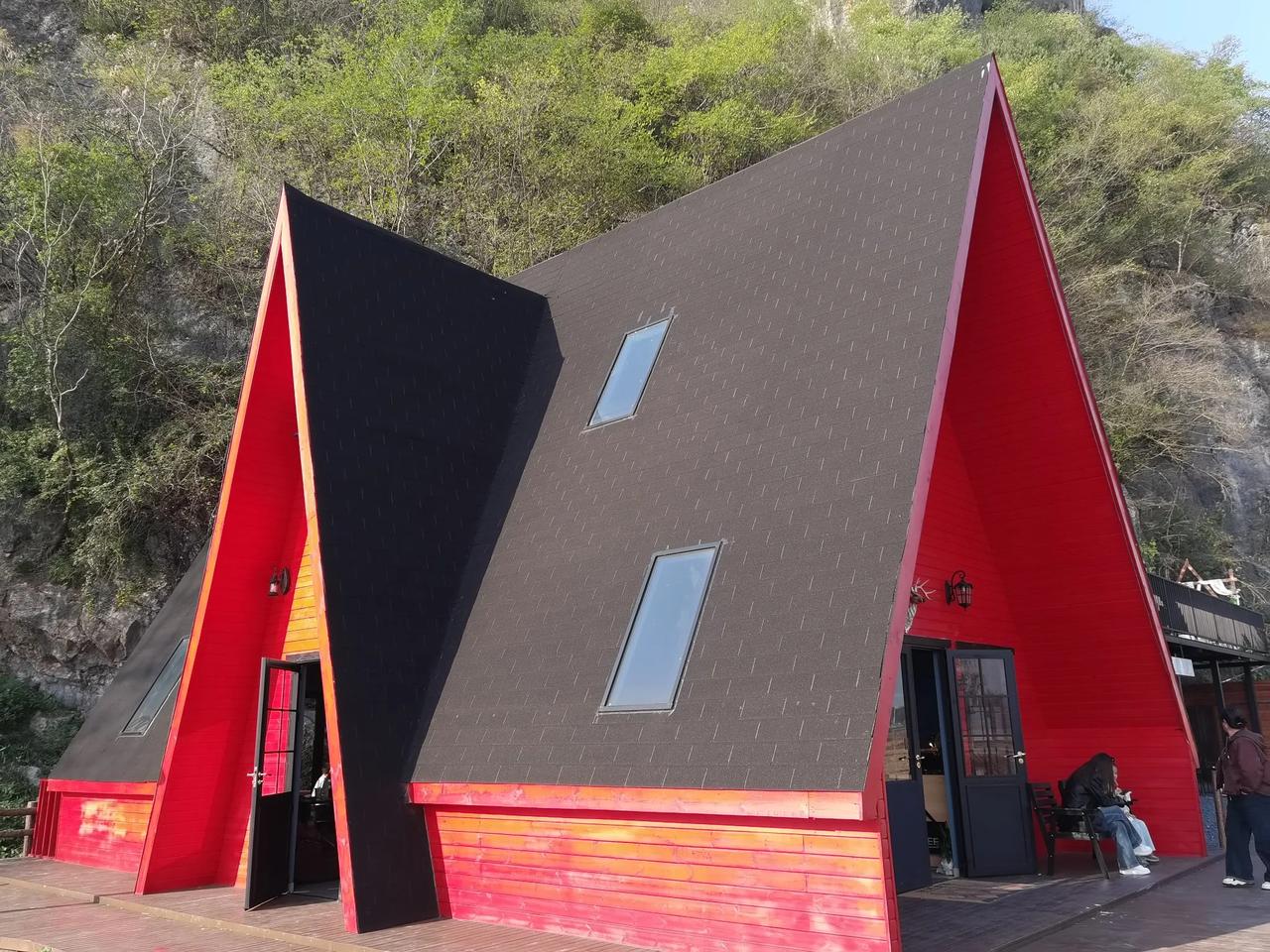 不知从什么时候开始，流行起了村咖路咖，田边地头山下路边建起了花花绿绿，童话般的房