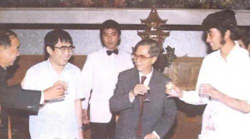 1985年
在首届中日围棋擂台赛上，最终中国战胜日本夺得冠军。
这是赛后举行的庆