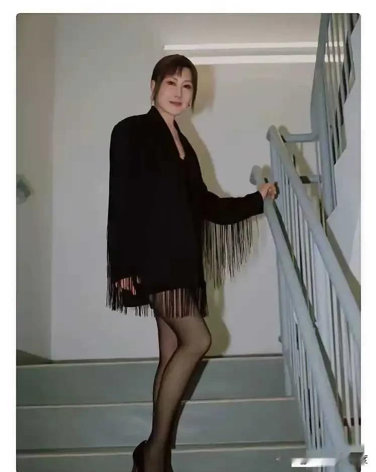 大家都说一说，这两位家喻户晓的明星艺人谁更受欢迎？
曾经都扮演过国民好媳妇，都有