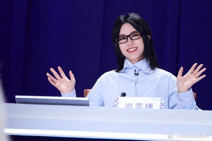 尚雯婕工伤 雷厉风行尚导师！这“工伤”换得值，超吸粉听她点评选手破音，能感觉到她