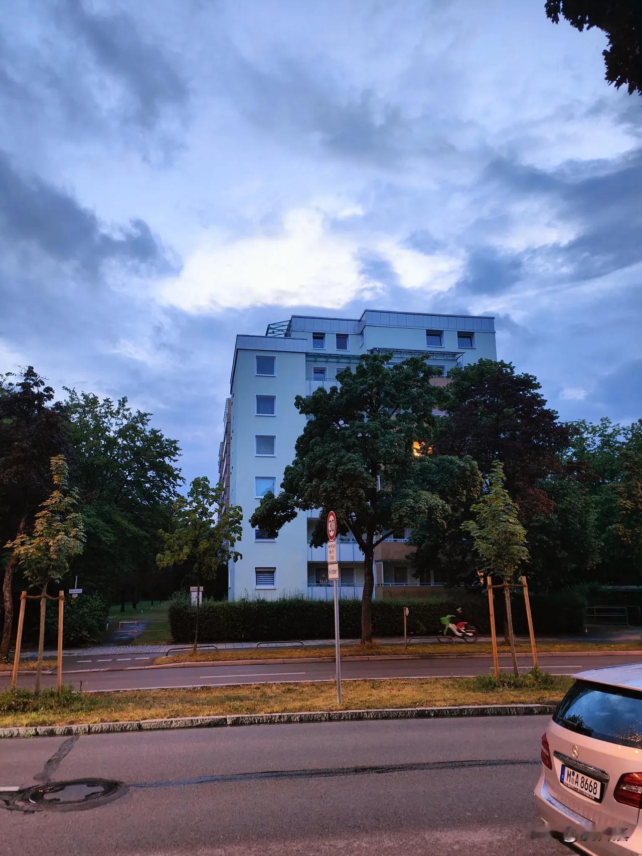 德国的居民小区

不管什么时候经过，都是冷冷清清的，好像没有人住似的