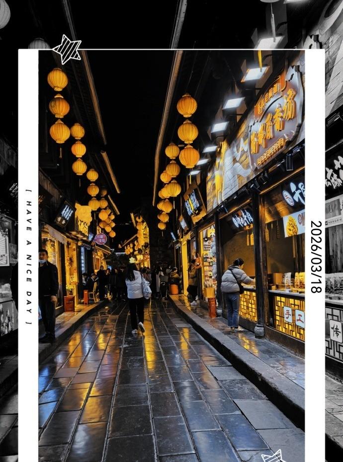 不负这大好时光，特意来场夜游锦里打卡。满眼锦城璀璨灯火，今晚的夜色格外温柔～还幸