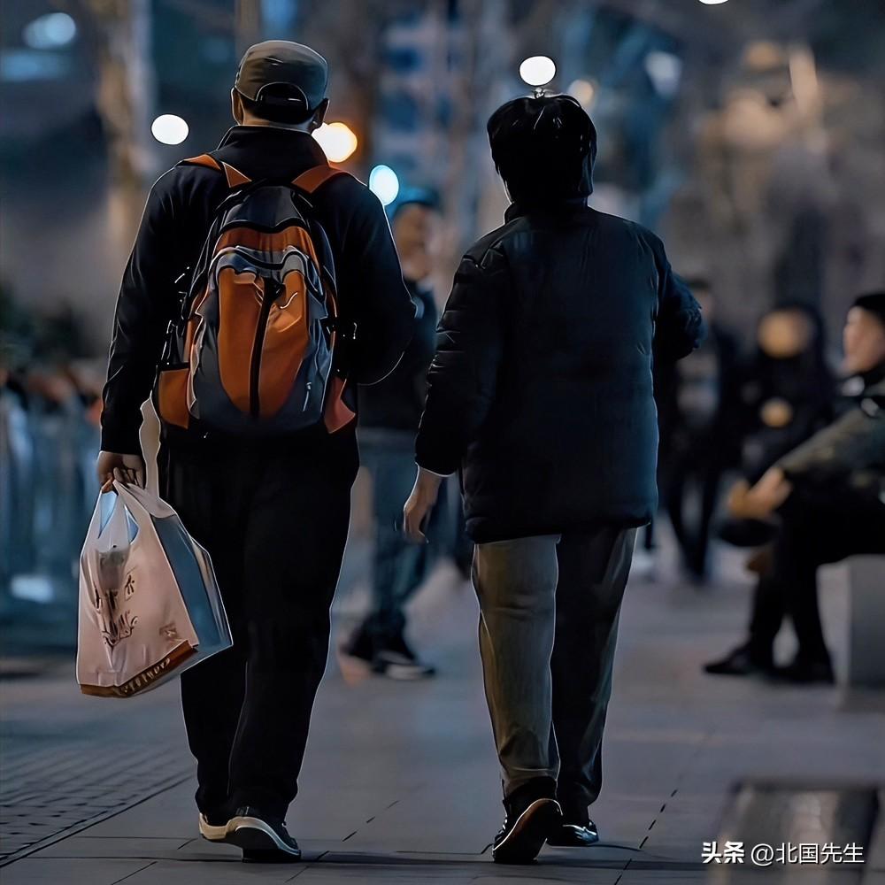 年少时虽知天下没有不散的筵席，
总以为散了还能再聚。

人到中年才懂，
很多人一