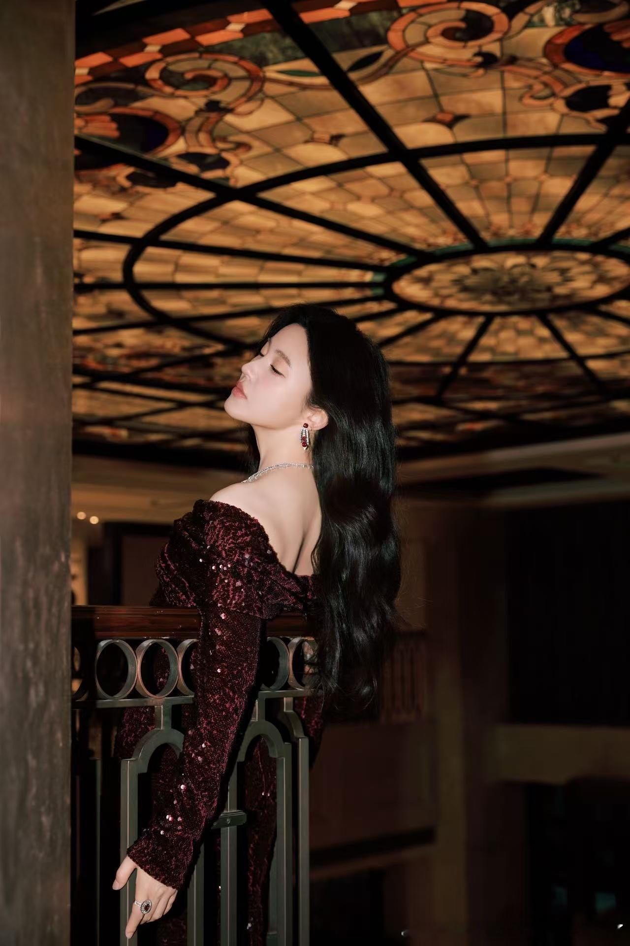 杨子姗在上海外滩美得像油画上海外滩雨后杨子姗美人鱼造型出现亮片裙和外滩的灯火交相