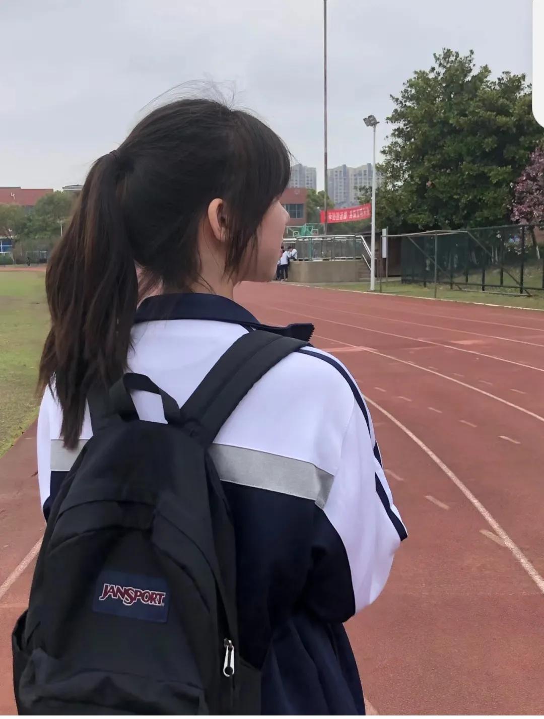 #上联:鸡鸣天欲晓，诚邀下联#学子已出门