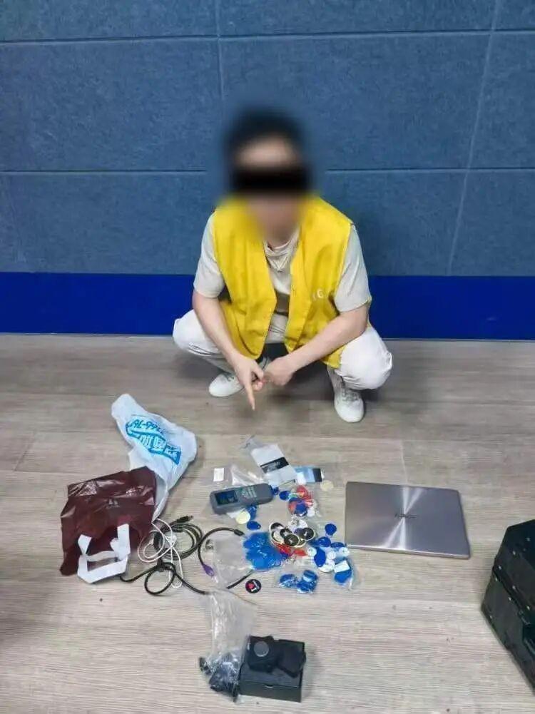 浴场寄存柜锁得好好的，1.9万现金咋没了？警方盯了45小时行程，从一只行李箱里找