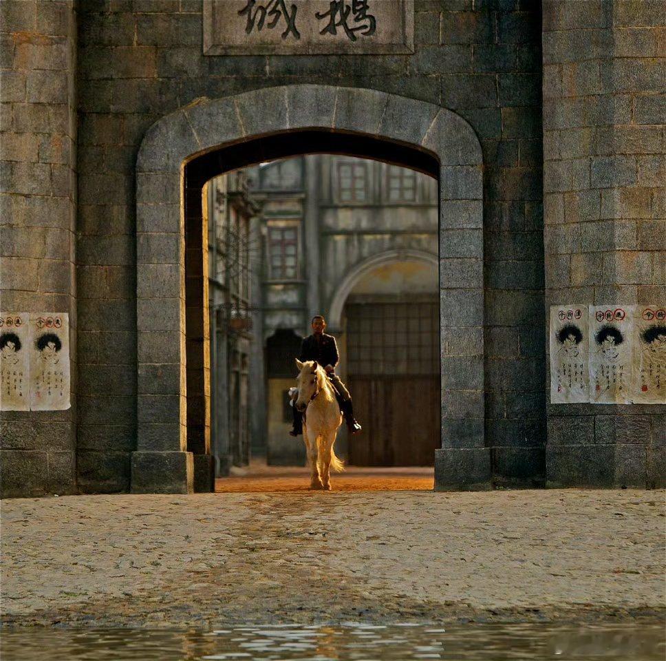 爷青回！张麻子骑白马重返鹅城的未曝光剧照太炸了，瞬间拉回当年刷片的热血时光！这部